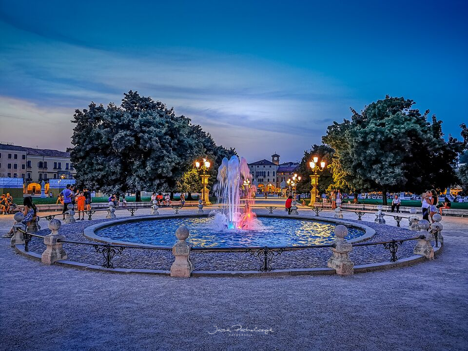 Padwa fontanna wieczór cała plac