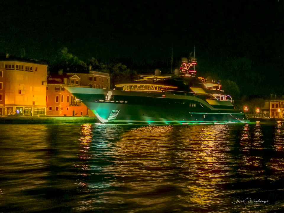 Wenecja luksusowa łódź noc