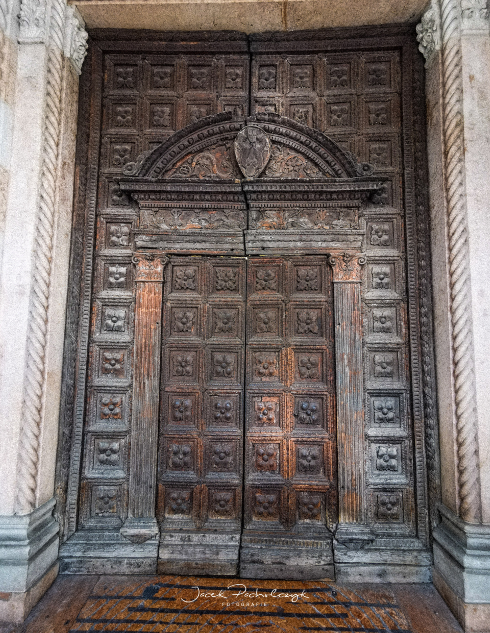 Padwa drewniane drzwi kościoła