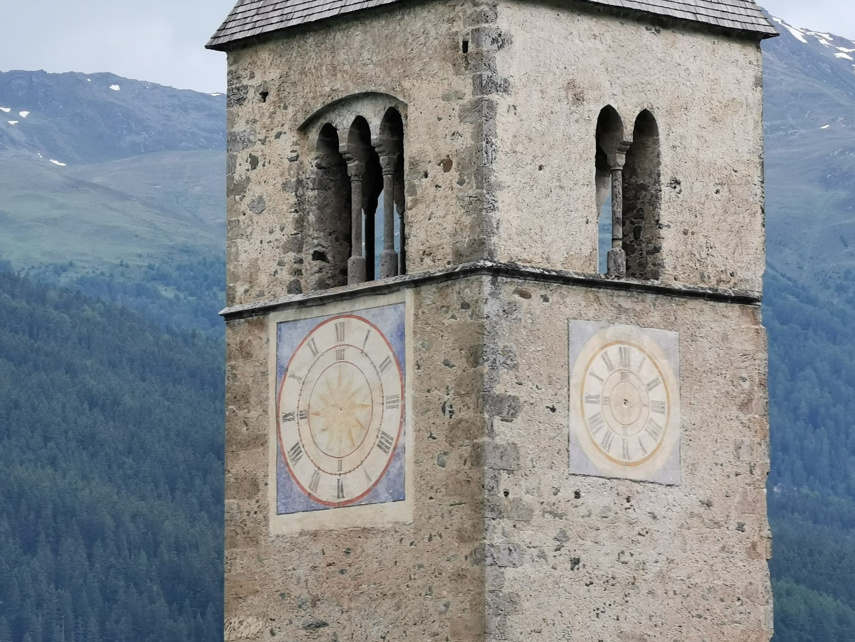 Reschensee zatopiony kościół z bliska