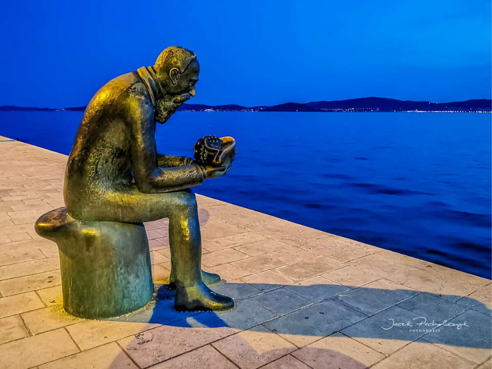 Zadar Chorwacja nad brzegiem morza facet z muszlą