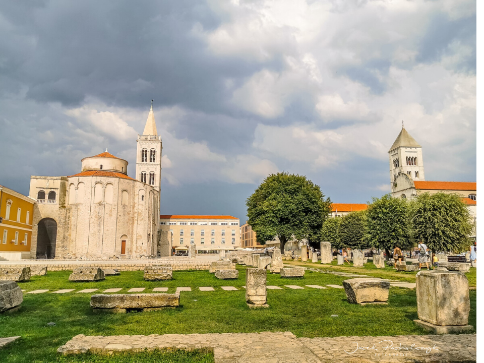 Zadar stare miasto ciemne chmury