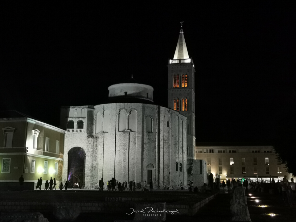 Zadar stare miasto wieża ruiny noc
