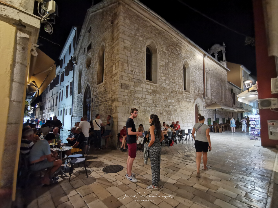 Zadar uliczki nocą kościółek
