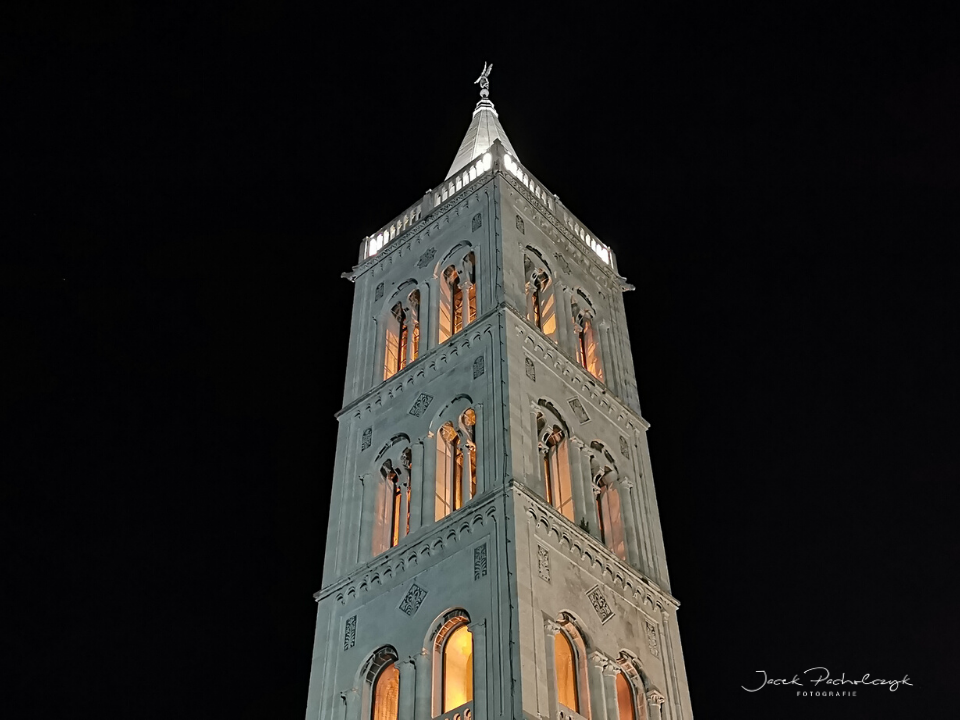Zadar wieża nocą